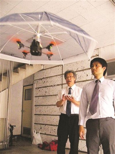 日本无人机伞: 跟著主人飞 给遮阳挡雨