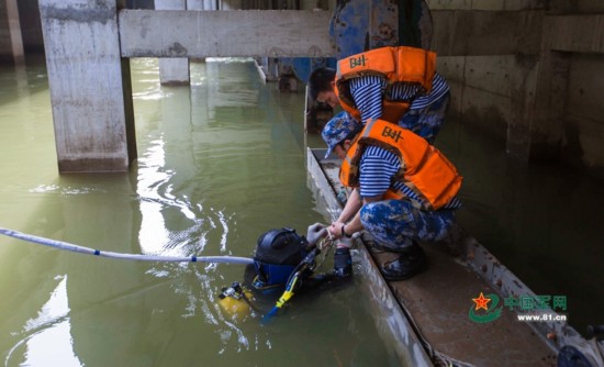 海军工程大学潜水员接力摸排堵漏,连夜奋战排