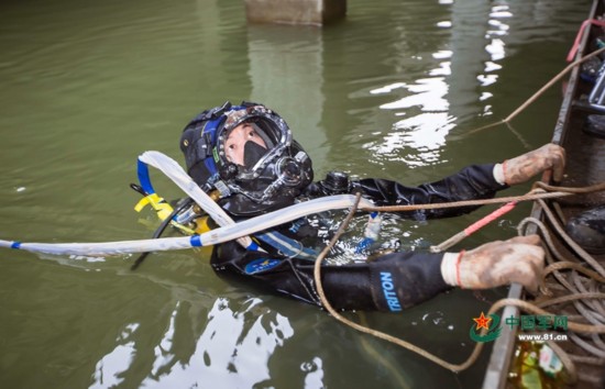 海军工程大学潜水员接力摸排堵漏,连夜奋战排