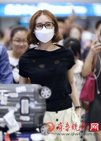 诗诗小腹微凸怀孕了吗?感觉今年怀孕生孩子的