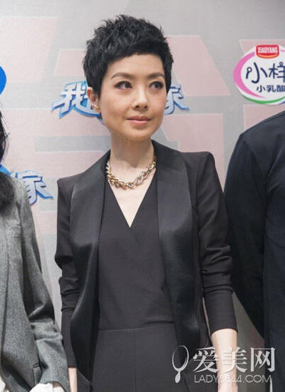 颖儿瘦成纸片人肋骨凸出 女神减肥成骷髅形象