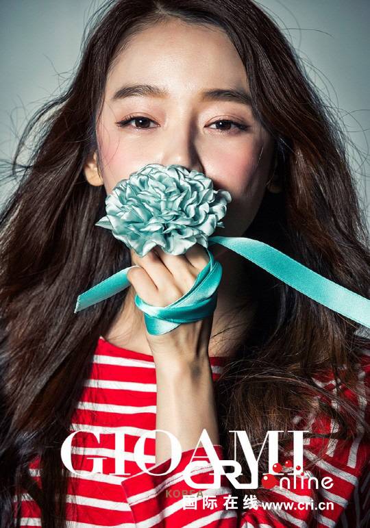 素伊最新时装杂志写真曝光五官精致如瓷娃娃