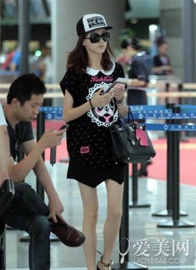 颖儿瘦成纸片人肋骨凸出 女神减肥成骷髅形象