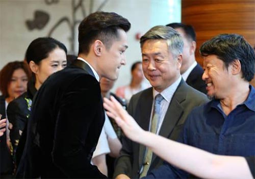 走向国际!胡歌在纽约教老外念中文