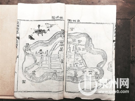 细看城池图，可见'鲤鱼吐珠“景观。