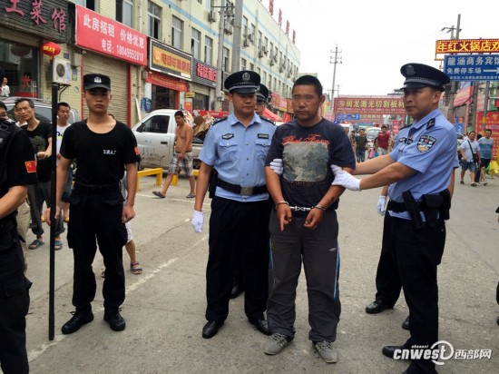 西安一吸毒男子闹市飞车抢劫 拖行女子600米