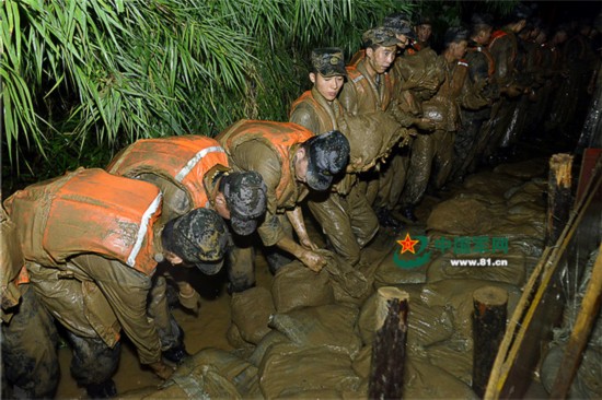 “临汾旅”官兵的铮铮誓言:我们在,千里堤防就在!(组图)--安徽频道--人民网