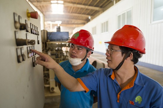 右江区:非公企业党员骨干导师带徒做表率