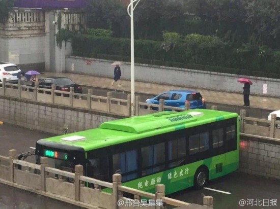 邢台暴雨中现“最牛”公交车掉头