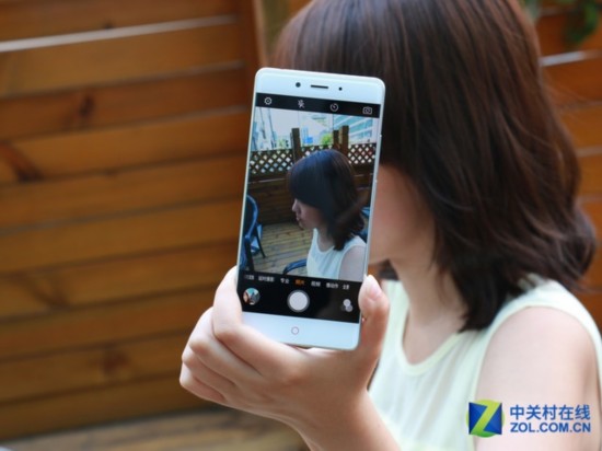 颜控党购机法则:外观销魂 自拍强势