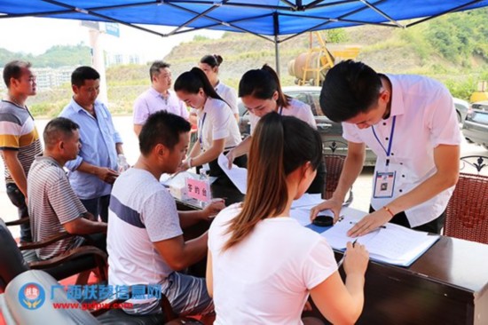 西林首批易地扶贫移民搬迁交房 群众可拎包入