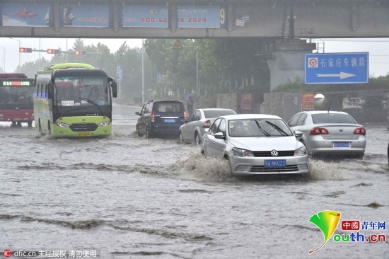 河北大部暴雨天气　石家庄道路积水淹没轿车