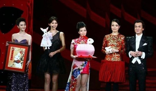 赵薇参加Baby庆生派对 与黄晓明夫妻合影 看女星同框比美拼颜值