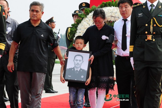 英雄忠魂长在 祖国接你回家(组图)