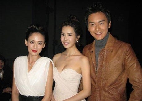 赵薇参加Baby庆生派对 与黄晓明夫妻合影 看女星同框比美拼颜值