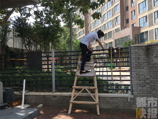 西二环一小区大门敞开难出入物业办公还需翻墙