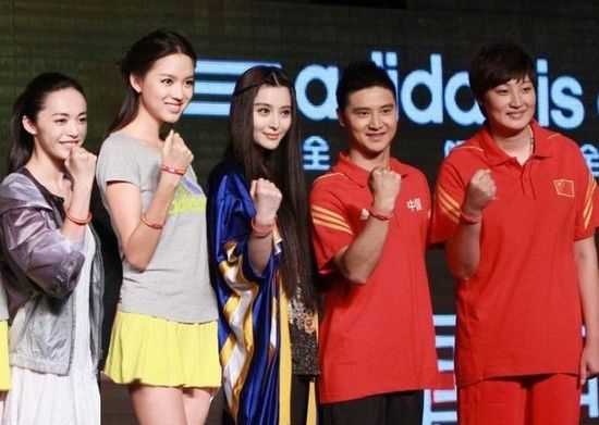 赵薇参加Baby庆生派对 与黄晓明夫妻合影 看女星同框比美拼颜值