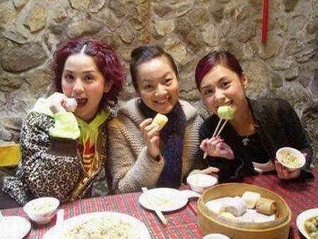 赵薇参加Baby庆生派对 与黄晓明夫妻合影 看女星同框比美拼颜值