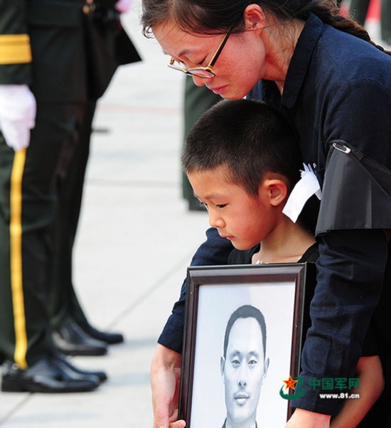 英雄忠魂长在 祖国接你回家(组图)