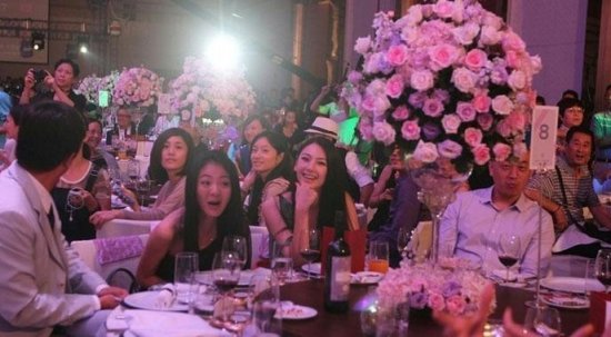 赵薇参加Baby庆生派对 与黄晓明夫妻合影 看女星同框比美拼颜值