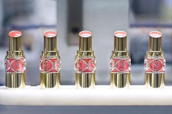 莹亮少女唇火!揭秘YSL圣罗兰女生唇膏制圆管偷运动鞋闻图片