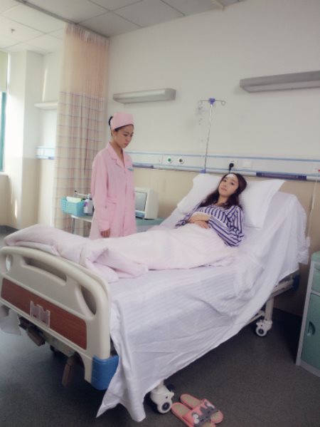 蒋梦婕拍新戏头部"受伤 穿病号服引网友心疼