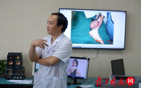 徐州男子操作机床被挤断右手 断肢 寄养 腿上