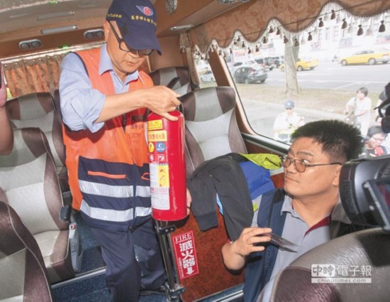 台火燒車事故敲警鐘 200人檢查組展開攔檢