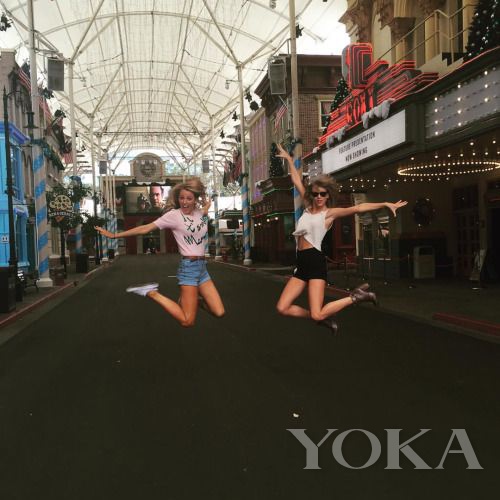 Blake LivelyBTaylor Swift