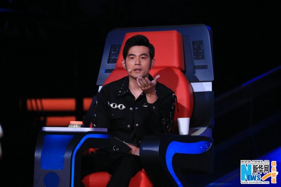 《中国新歌声》盲选杰伦接连受挫率性女孩呛声