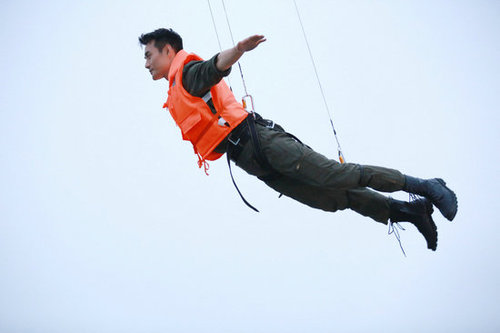 《我们战斗吧》上演制服诱惑 王凯湿身与海豚