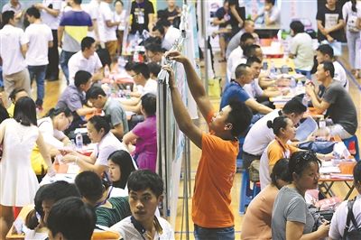 淮安招聘会_1.1万个岗位 淮安这场招聘会人气爆棚(3)