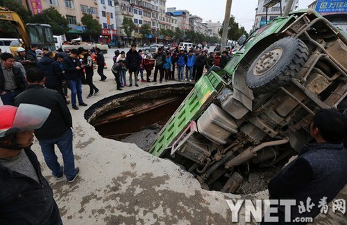 廣西臨桂縣城人民路突然發生地面塌陷。