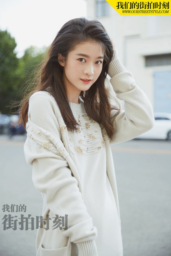 张雪迎曝光最新街拍写真 长腿不输关晓彤