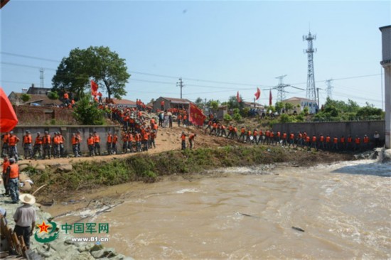 紧急!野猪湖野北闸出现裂口,空降兵用人墙与洪