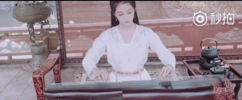 关晓彤晒穿古装撑扇自拍 花瓣半掩面娇媚动人