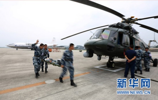 西部战区空军首次组织多机种空运医疗救护演练