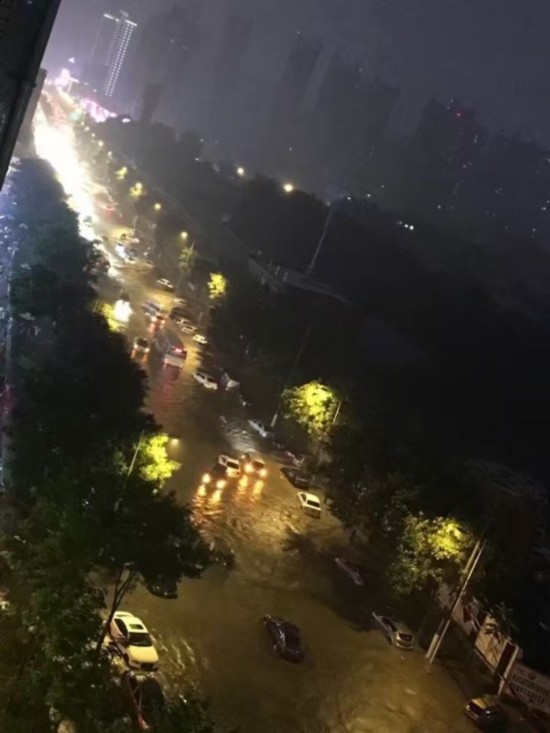 一场暴雨西安多处成海 39处路段短时积水严