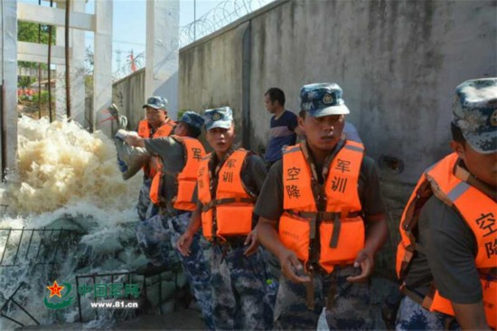 紧急!野猪湖野北闸出现裂口,空降兵用人墙与洪
