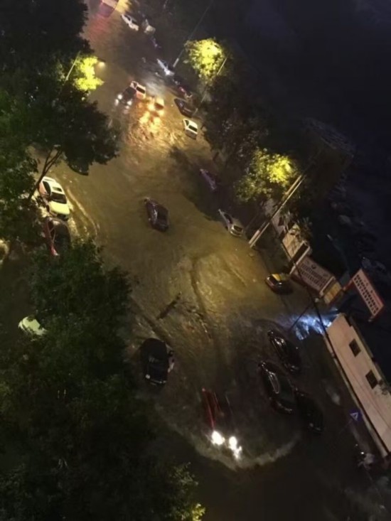 一场暴雨西安多处成海 39处路段短时积水严