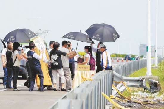 罹難者家屬24日上午到事發地點招魂。（圖片來源：台灣《中時電子報》）