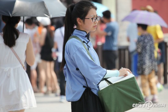 西安女大学生穿民国风服饰在大雁塔景区卖冰