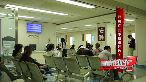 流鼻血时不该仰头?专家:仰头有可能堵塞气道