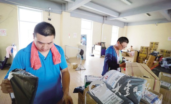 酷热难当 盐城大丰劳动者高温下坚守岗位