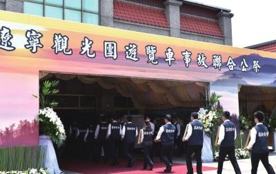 台湾游览车车祸遇难者头七 车上发现5只汽油瓶