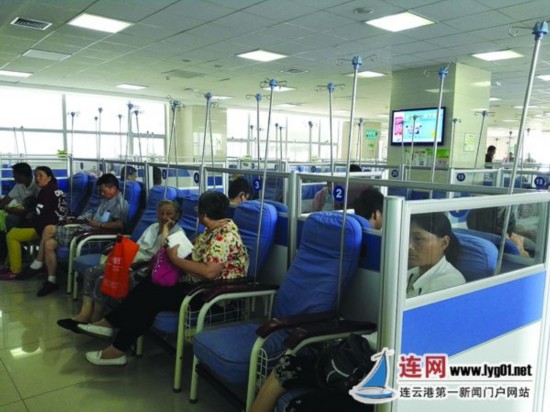 连云港市区各医院急诊接诊量大增 中暑患者多