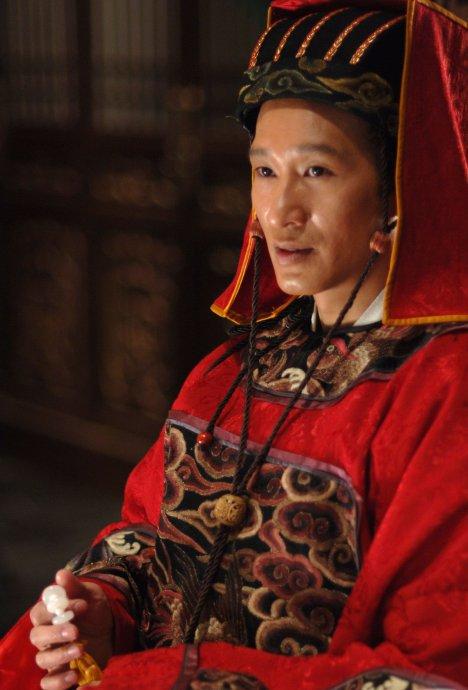 胡歌演太监视频被扒 搭档郭德纲演清宫戏