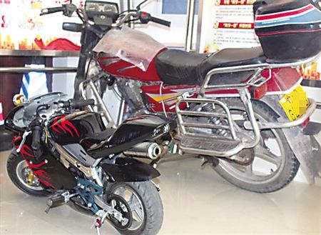 男子花580元网购迷你摩托车 第一次上路就追尾