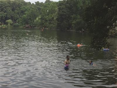 警示牌挡不住南京市民在“禁游”湖面“下饺子”