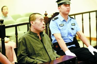 男子因找不到工作 抢夺公交车方向盘被刑拘